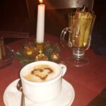 Eine Melange mit Milchschaum in einem Wiener Kaffeehaus