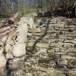 eine alte Steinmauer im Dehnepark