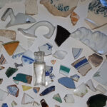 Funde vom Mudlarking Scherben aus Glas, Keramik, Porzellan, alte Flaschen
