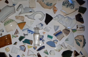 Funde vom Mudlarking Scherben aus Glas, Keramik, Porzellan, alte Flaschen