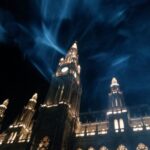 Das Rathaus in Wien bei Nacht. Neugotisches Bauwerk