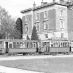 ein Schwarzweiss Foto von Steinhof. alter Pavillon mit damaliger Bahn
