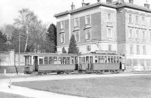 ein Schwarzweiss Foto von Steinhof. alter Pavillon mit damaliger Bahn